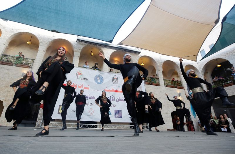 &copy; Reuters. راقصون فلسطينيون يؤدون الدبكة الشعبية الفلسطينية في مهرجان بمدينة نابلس بالضفة الغربية المحتلة في صورة من أرشيف رويترز.