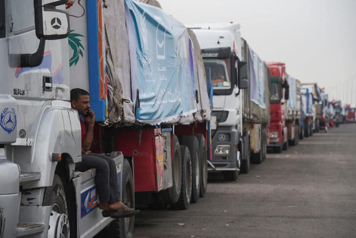 &copy; Reuters. Imagen de archivo de camiones con ayuda humanitaria a los palestinos saliendo desde El Cairo hacia la frontera de Rafah, Egipto. 12 noviembre 2023. REUTERS/Hadeer Mahmoud