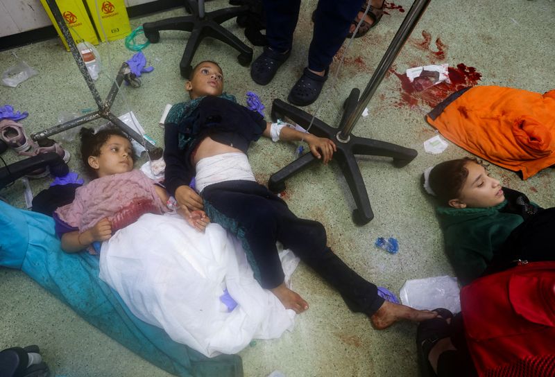 © Reuters. Niños palestinos heridos yacen en el suelo del hospital Nasser, tras los ataques israelíes contra la escuela Ma'an, al este de Jan Yunis, en el sur de la Franja de Gaza. 5 de diciembre de 2023. REUTERS/Ibraheem Abu Mustafa   