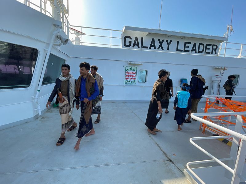 © Reuters. People tour the deck of the Galaxy Leader commercial ship, seized by Yemen's Houthis last month, off the coast of al-Salif, Yemen December 5, 2023. REUTERS/Khaled Abdullah
