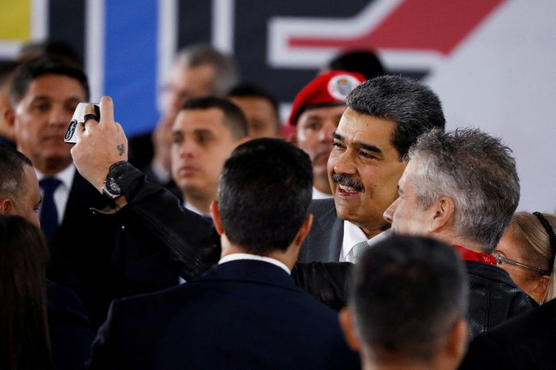 © Reuters. FILE PHOTO: Venezuelan President Nicolas Maduro poses for a selfie with supporters during an event at the National Electoral Council (CNE) in Caracas, Venezuela, December 4, 2023. REUTERS/Leonardo Fernandez Viloria/File Photo