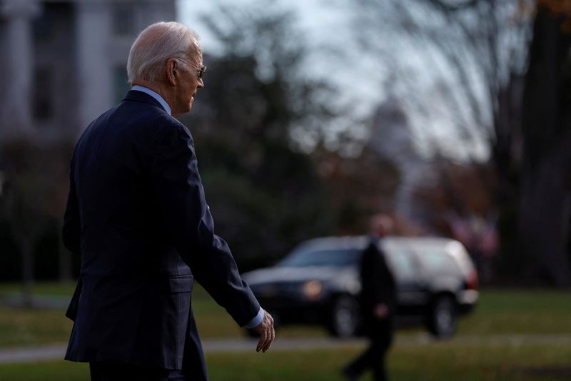 &copy; Reuters. Joe Biden sortant de la Maison-Blanche. /Photo prise le 5 décembre 2023/REUTERS/Evelyn Hockstein