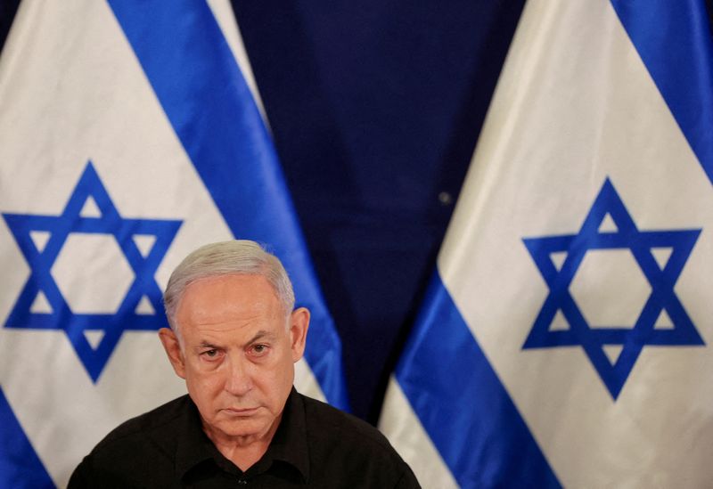 &copy; Reuters. FOTO DE ARCHIVO: El primer ministro israelí, Benjamin Netanyahu, en una rueda de prensa en la base militar de Kirya, en Tel Aviv, Israel, el 28 de octubre 2023.    ABIR SULTAN POOL/Pool via REUTERS/Foto de Archivo