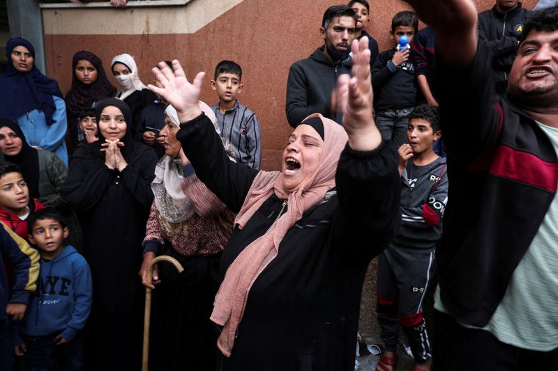 &copy; Reuters. People react, as wounded Palestinians are brought into Nasser hospital, following Israeli strikes on Ma'an school east of Khan Younis, amid the ongoing conflict between Israel and Palestinian Islamist group Hamas, in Khan Younis in the southern Gaza Strip