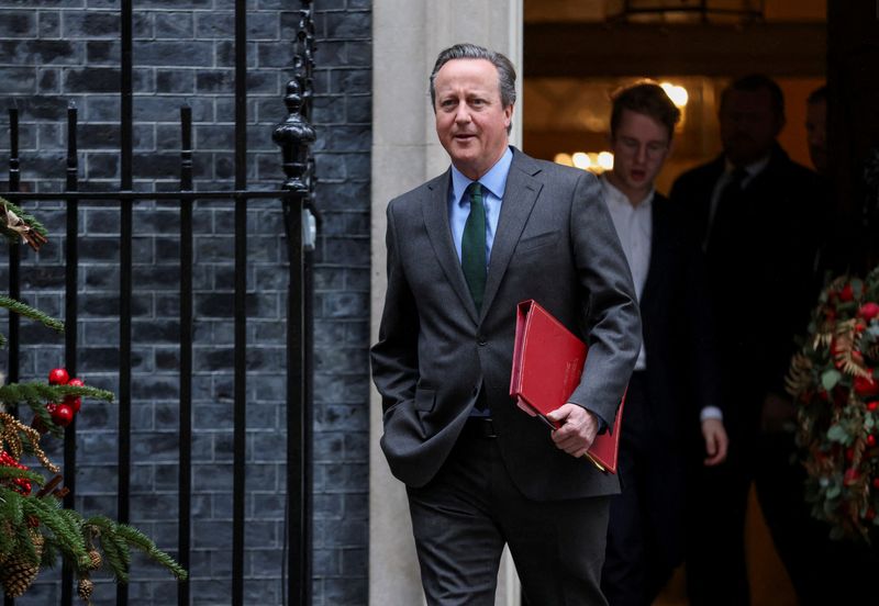 &copy; Reuters. وزير الخارجية البريطاني ديفيد كاميرون لدى مغادرته 10 داونينج ستريت بعد اجتماع مجلس الوزراء في لندن يوم الثلاثاء. تصوير: هولي آدامز - رويترز.
