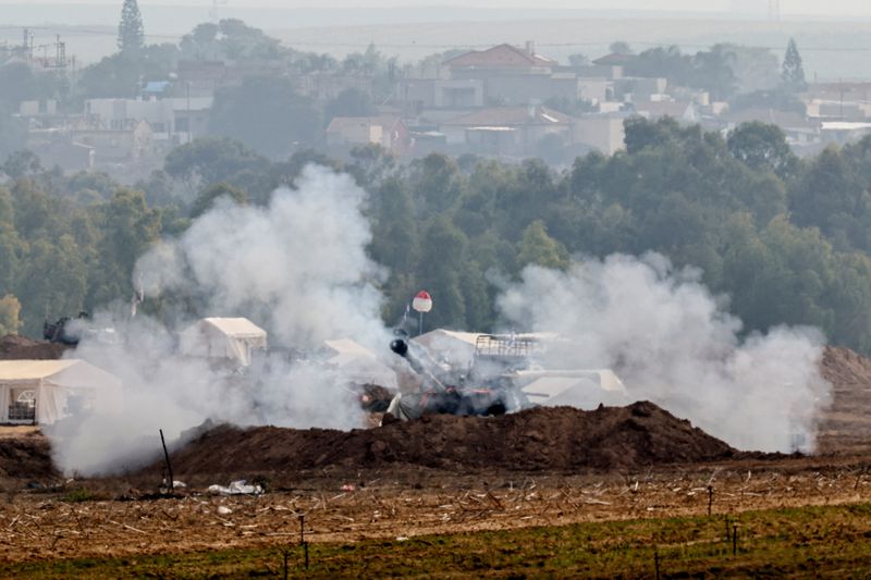 &copy; Reuters. وحدة مدفعية إسرائيلية تعمل على الحدود مع غزة كما يُبدو من جنوب إسرائيل يوم الثلاثاء. تصوير: أتيت بيراونجميتا - رويترز.