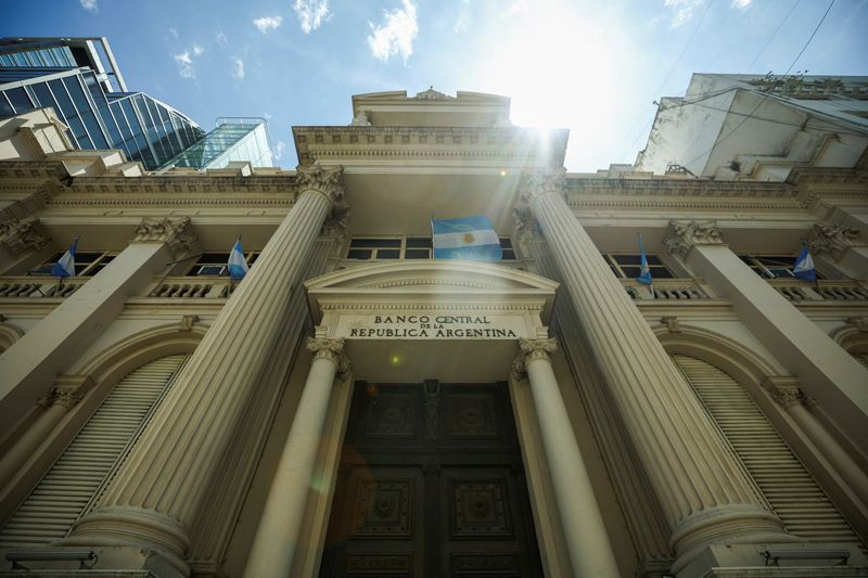 © Reuters. FILE PHOTO: A view shows the Central Bank of Argentina, a day after Argentina's runoff presidential election, in Buenos Aires, Argentina November 20, 2023. REUTERS/Agustin Marcarian/File Photo