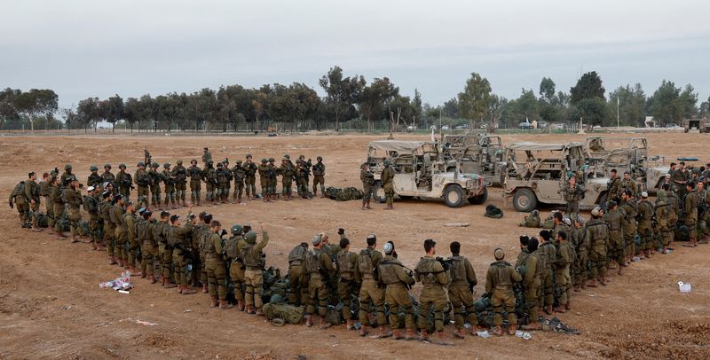 &copy; Reuters. イスラエルがパレスチナ自治区ガザ南部でイスラム組織ハマスへの攻撃を再開するとともに、民間人の死者が急増しつつある。写真はイスラエル兵。ガザとの境界に近いイスラエル南部で４