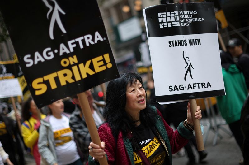 © Reuters. FILE PHOTO: SAG-AFTRA union actors walk a picket line during their strike in Manhattan in New York City, New York, U.S., September 28, 2023. REUTERS/Mike Segar/File Photo