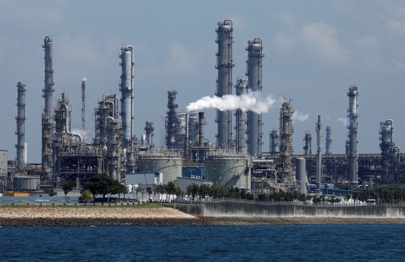 &copy; Reuters. A general view of Shell's Pulau Bukom petrochemical complex in Singapore July 15, 2019. REUTERS/Edgar Su/File Photo