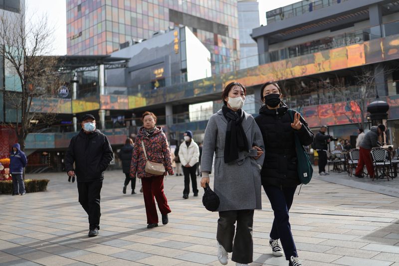 &copy; Reuters. People walk at a shopping compound in Beijing, China December 6, 2023. REUTERS/Tingshu Wang/File Photo