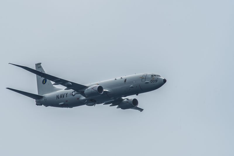 &copy; Reuters. 　１２月６日、米海軍第７艦隊は、対潜哨戒機Ｐ８Ａポセイドンが台湾海峡の国際空域を飛行したと発表した。写真は太平洋上で空母セオドア・ルーズベルト（ＣＶＮ７１）の上空を飛行す