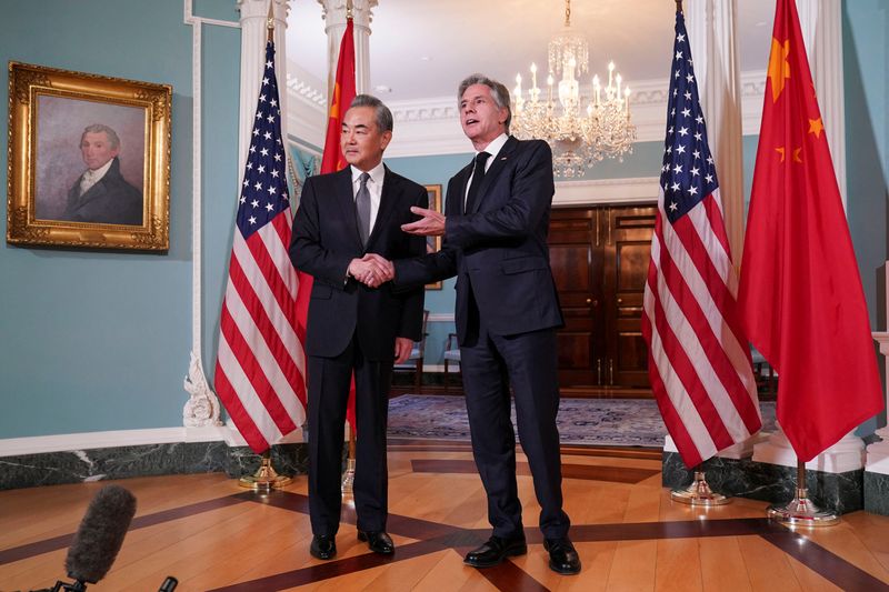 &copy; Reuters. U.S. Secretary of State Antony Blinken shakes hands with Chinese Foreign Minister Wang Yi as they meet at the State Department in Washington, U.S., October 26, 2023. REUTERS/Sarah Silbiger/ File Photo