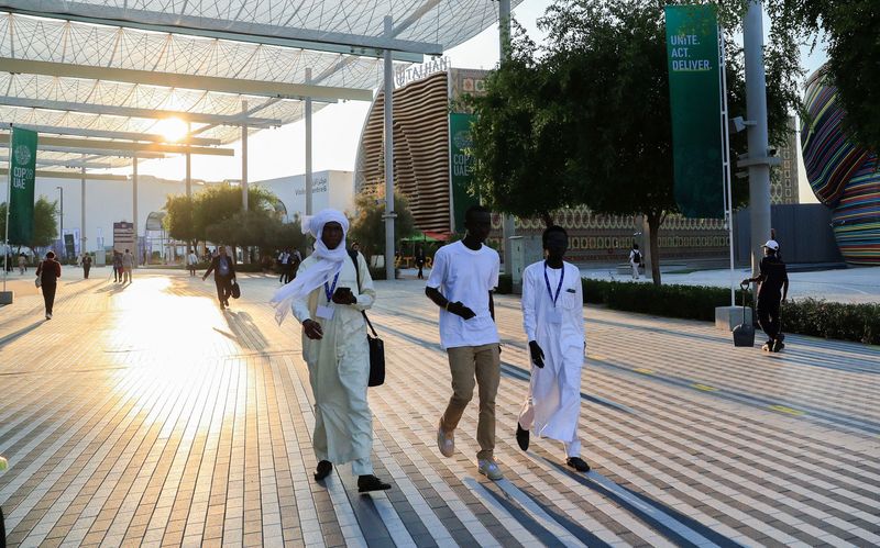 © Reuters. Delegates walk at Dubai's Expo City during the United Nations Climate Change Conference (COP28) in Dubai, United Arab Emirates, December 5, 2023. REUTERS/Thomas Mukoya