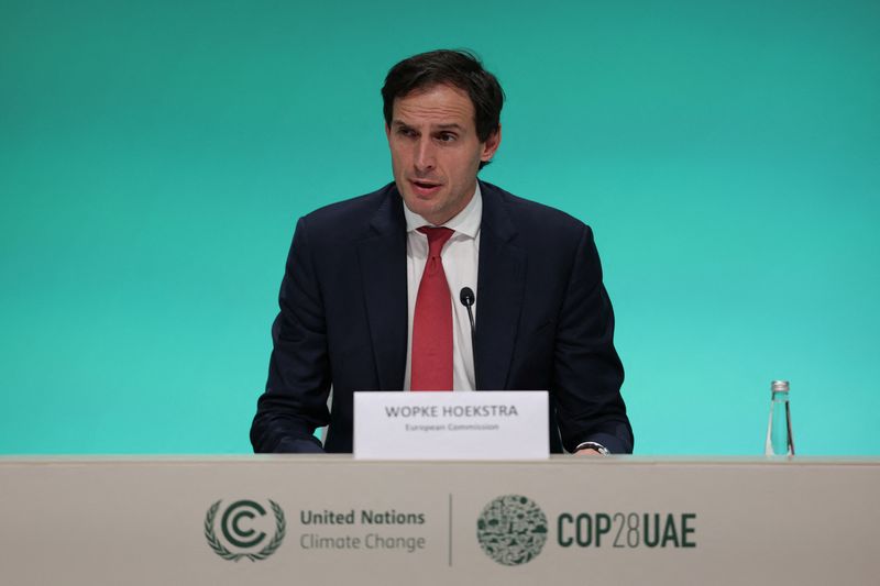 &copy; Reuters. مفوض المناخ بالاتحاد الأوروبي ووبكي هوكسترا خلال المؤتمر الصحفي للاتحاد بمؤتمر الأمم المتحدة المعني بتغير المناخ (كوب28) يوم الأربعاء. تصوي