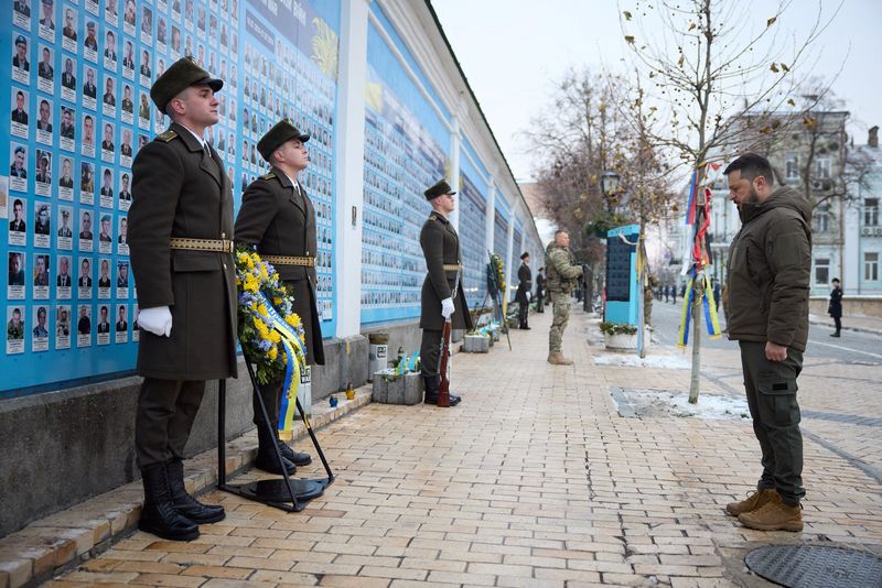 &copy; Reuters. El presidente de Ucrania, Volodímir Zelenski, visita el Muro de la Memoria de los Defensores Caídos el Día de las Fuerzas Armadas de Ucrania, en medio del ataque de Rusia a Ucrania, en Kiev, Ucrania, el 6 de diciembre de 2023. Servicio de Prensa Presid