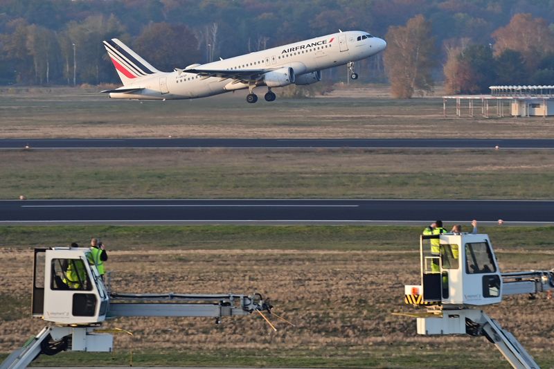 &copy; Reuters. Photo d'archives d'un avion d'Air France décollant de l'aéroport de Berlin Tegel (TXL). /Photo prise le 8 novembre 2020/REUTERS/John Macdougall