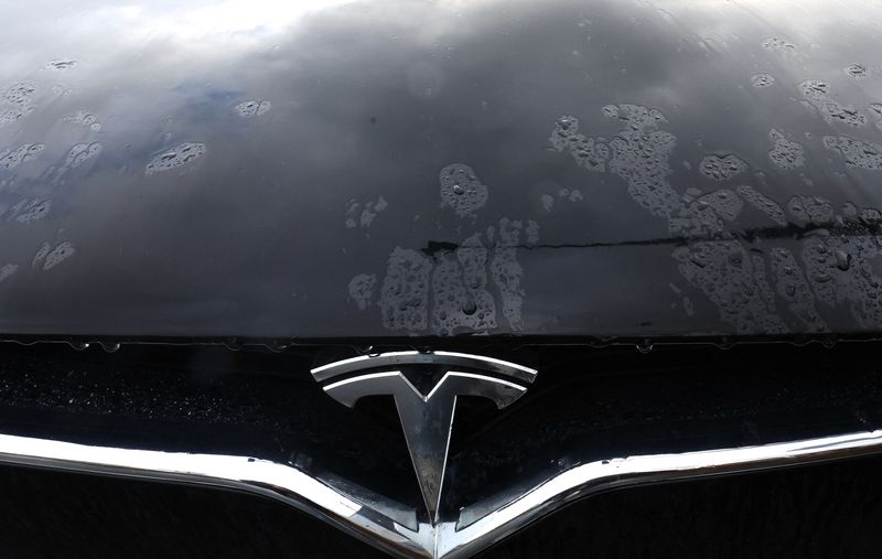 &copy; Reuters. The logo of a Tesla electric vehicle is placed on a car outside a dealership in Drogenbos, Belgium November 25, 2023. REUTERS/Yves Herman