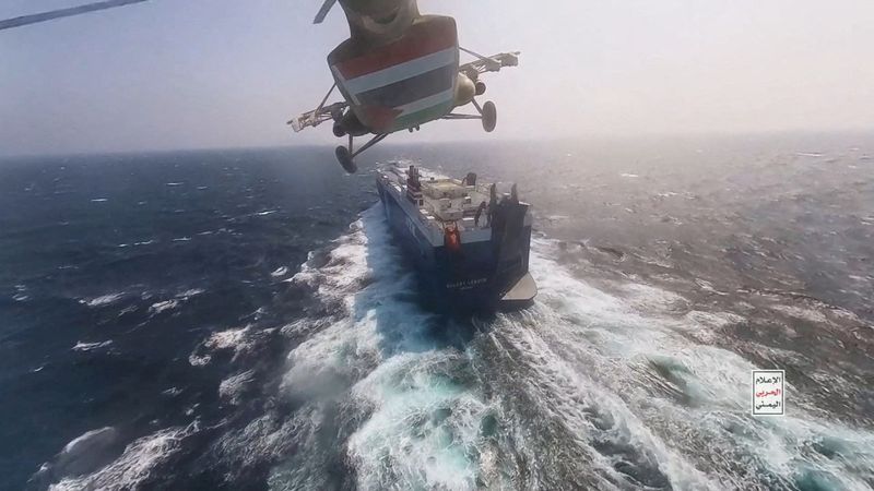 &copy; Reuters. FILE PHOTO: Houthi military helicopter flies over the Galaxy Leader cargo ship in the Red Sea in this photo released November 20, 2023. Houthi Military Media/Handout via REUTERS