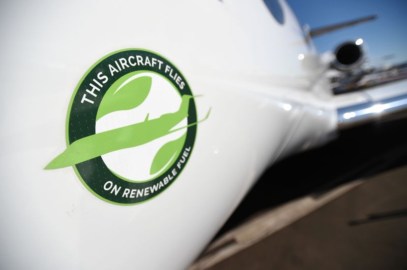 &copy; Reuters. Una calcomanía que dice "Este avión vuela con combustible renovable" se ve en un avión de negocios Gulfstream 650ER en la exposición de la Asociación Nacional de Aviación de Negocios (NBAA) en Las Vegas, Nevada, Estados Unidos 21 de octubre de 2019.