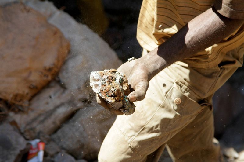 © Reuters. FILE PHOTO: An artisanal miner carries raw ore at Tilwizembe, a former industrial copper-cobalt mine, outside of Kolwezi, the capital city of Lualaba Province in the south of the Democratic Republic of the Congo, June 11, 2016. REUTERS/Kenny Katombe/File Photo