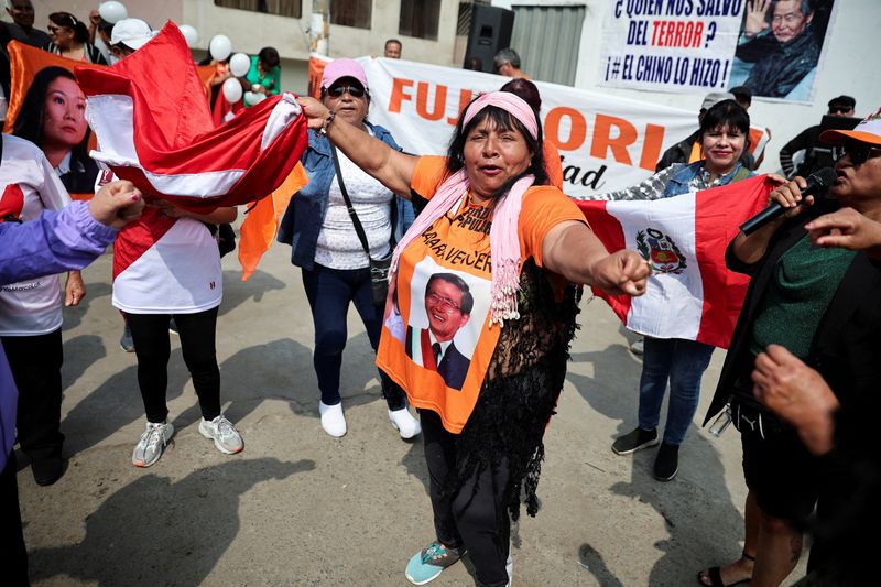 &copy; Reuters. FILE PHOTO: People protest outside the prison where Peru's former President Alberto Fujimori is being held, in Lima, Peru December 6, 2023. REUTERS/Sebastian Castaneda/File Photo