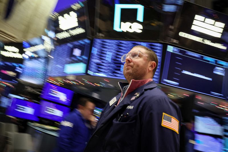 Wall Street anota pérdidas mientras inversores sopesan nuevos datos de empleo