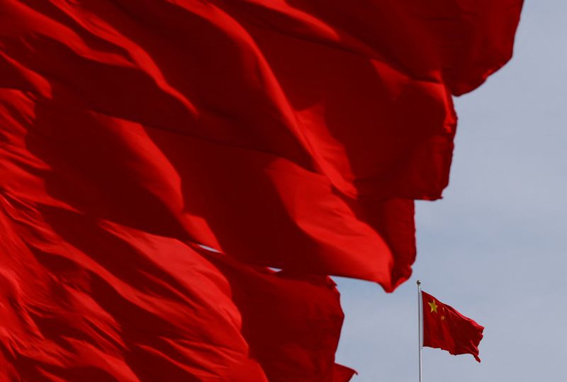 &copy; Reuters. Bandiere cinesi sventolano durante la cerimonia di apertura del Belt and road forum a Pechino, Cina, 18 ottobre 2023. REUTERS/Edgar Su