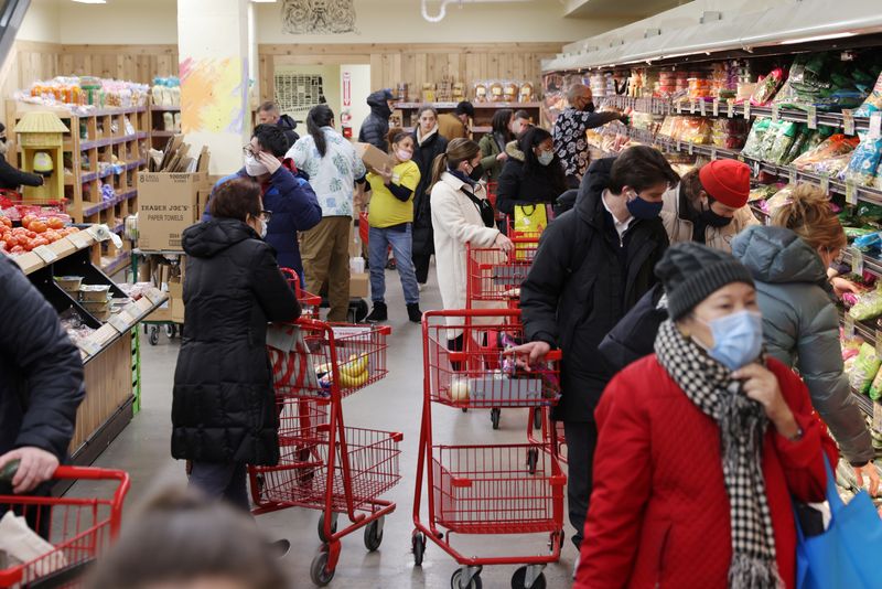 &copy; Reuters. FILE PHOTO: People shop in a grocery store in Manhattan, New York City, U.S., March 28, 2022. REUTERS/Andrew Kelly/File Photo