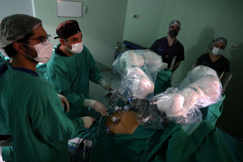 &copy; Reuters. جراحون يستخدمون أذرع روبوتية جراحية مغناطيسية، وهي تقنية جديدة تعمل مع المجالات المغناطيسية خلال عملية جراحية بمستفشى عام في سانتياجو في ت