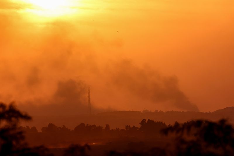 © Reuters. أعمدة من الدخان المتصاعد في سماء قطاع غزة وقت الغروب مع استمرار الصراع بين إسرائيل وحركة المقاومة الإسلامية الفلسطينية (حماس) كما شوهدت من جنوب إسرائيل يوم الأربعاء. تصوير: أتيت بيراونجميتا - رويترز.