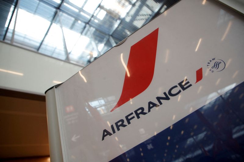 © Reuters. FILE PHOTO: The logo of airline company Air France is seen inside the Terminal 3 at Orly Airport, near Paris, France, July 1, 2021. REUTERS/Sarah Meyssonnier/File Photo