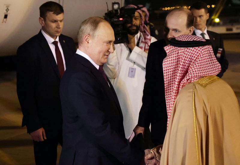 &copy; Reuters. ロシアのプーチン大統領は、サウジアラビアを訪問し、ムハンマド皇太子との会談に臨み、両国の関係は「これまでになく良好」だと述べた。６日、リヤドで撮影（２０２３年　ロイター/Sp