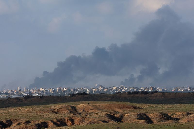 &copy; Reuters. الدخان يتصاعد في سماء غزة كما شوهد من جنوب إسرائيل يوم الأربعاء وسط الصراع الدائر بين إسرائيل وحركة حماس . تصوير : أتيت بيراوونجميثا - رويترز 