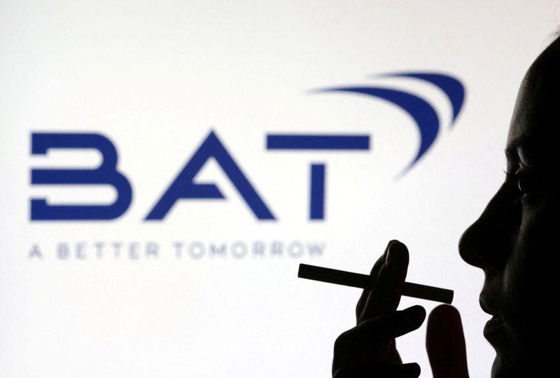 © Reuters. FILE PHOTO: A woman poses with a cigarette in front of BAT (British American Tobacco) logo in this illustration taken July 26, 2022. REUTERS/Dado Ruvic/Illustration/File Photo