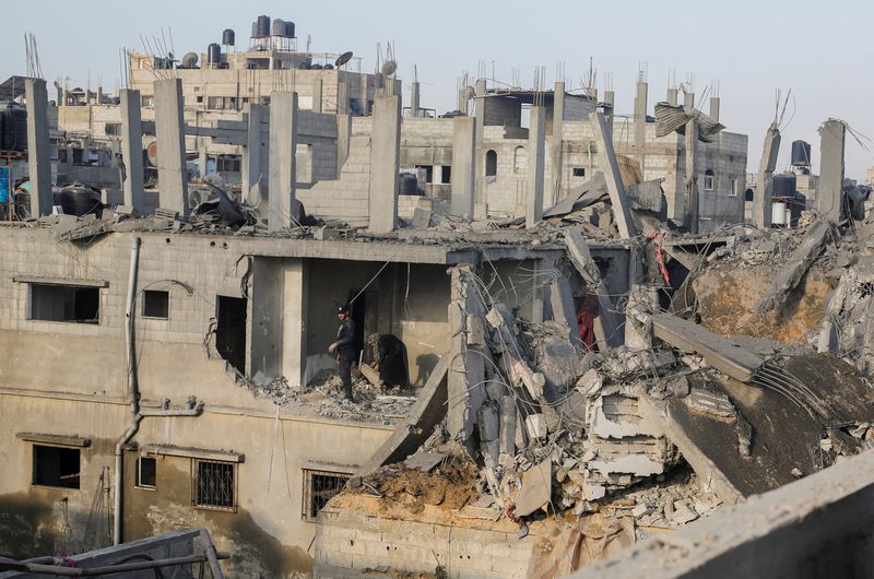 &copy; Reuters. فلسطينيون في موقع غارات إسرائيلية في خان يونس جنوب قطاع غزة في صورة التقطت يوم الأربعاء. تصوير: أحمد زقوت - رويترز.
