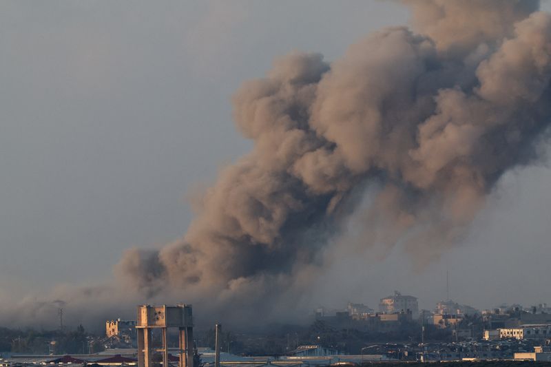 &copy; Reuters. الدخان يتصاعد في سماء غزة كما شوهد من جنوب إسرائيل يوم الأربعاء وسط الصراع الدائر بين إسرائيل وحركة حماس . تصوير : أتيت بيراوونجميثا - رويترز 
