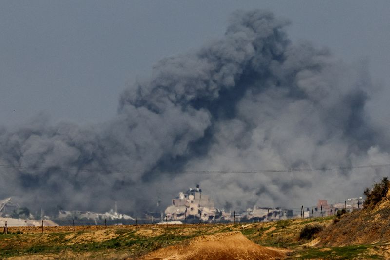 © Reuters. Humo se eleva entre los edificios destruidos en los ataques israelíes, en la frontera entre Israel y Gaza, visto desde el sur de Israel. 6 de diciembre de 2023. REUTERS/Athit Perawongmetha  