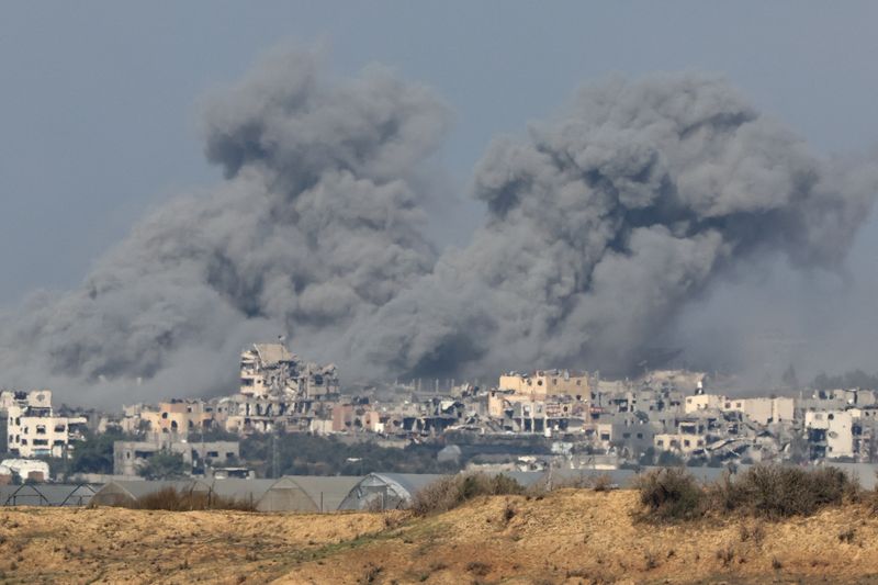 &copy; Reuters. الدخان يتصاعد فوق مبان مدمرة في غزة كما شوهد من جنوب إسرائيل يوم الأربعاء وسط الصراع الدائر بين إسرائيل وحركة حماس . تصوير : أتيت بيراوونجميث