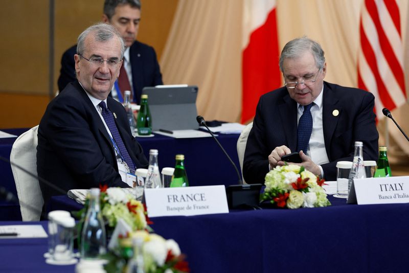 © Reuters. Le directeur de la Banque de France François Villeroy de Galhau (à gauche) avec son homologue Italien Ignazio Visco lors d'une réunion des dirigeants de banques centrales du G7 à Niigata au Japon. /Photo prise le 13 mai 2023/REUTERS/Kiyoshi Ota/