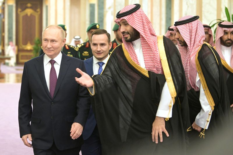 © Reuters. Russian President Vladimir Putin and Saudi Crown Prince Mohammed bin Salman walk during a meeting in Riyadh, Saudi Arabia December 6, 2023.  Sputnik/Aleksey Nikolskyi/Kremlin via REUTERS