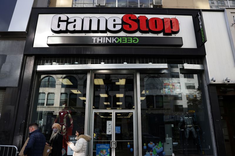 &copy; Reuters. File photo: People walk by a GameStop in Manhattan, New York, U.S., December 7, 2021. REUTERS/Andrew Kelly/File photo