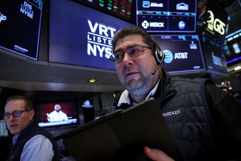 &copy; Reuters. متعامل يتابع حركة تداول الأسهم في بورصة نيويورك في يوم 17 نوفمبر تشرين الثاني 2023 . تصوير : برندان مكدرميد - رويترز .