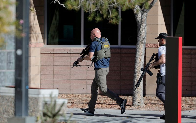 © Reuters. Law enforcement officers head into UNLV campus after reports of an active shooter in Las Vegas, Nevada, U.S. December 6, 2023. Steve Marcus/Las Vegas Sun via REUTERS 
