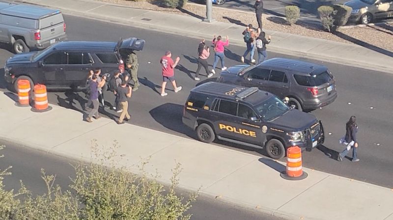 © Reuters. Pessoas saem do campus com as mãos levantadas após relatos de um ataque a tiros na Universidade de Nevada, no campus de Las Vegas
06/12/2023
Imagem obtida de vídeo de divulgação.  Vídeo obtido pela Reuters