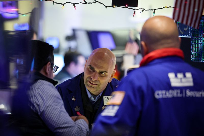 © Reuters. Traders work on the floor at the New York Stock Exchange (NYSE) in New York City, U.S., December 6, 2023.  REUTERS/Brendan McDermid