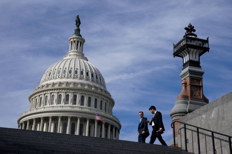 &copy; Reuters. رجلان يسيران أمام مبنى الكونجرس الأمريكي في واشنطن يوم 14 نوفمبر تشرين الثاني 2023. تصوير: إليزابيث فرانتز - رويترز
