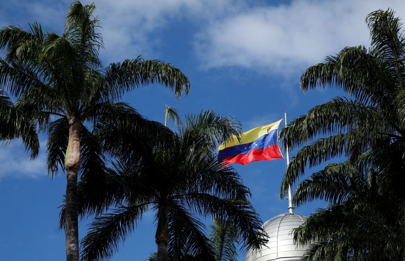 © Reuters. A Venezuelan flag flies during a special session in support of the referendum over Venezuela's rights to the potentially oil-rich region of Esequibo, which has long been the subject of a border dispute between Venezuela and Guyana, in Caracas, Venezuela December 6, 2023. REUTERS/Leonardo Fernandez Viloria
