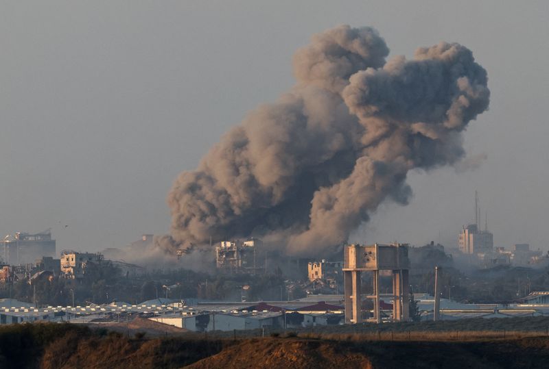 © Reuters. Smoke rises over Gaza, amid the ongoing conflict between Israel and the Palestinian Islamist group Hamas, as seen from southern Israel, December 6, 2023. REUTERS/Athit Perawongmetha   