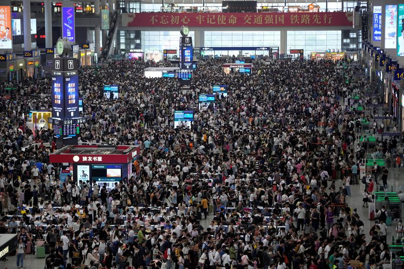 &copy; Reuters. FILE PHOTO: People wait to board trains at the Shanghai Hongqiao railway station ahead of the National Day holiday, in Shanghai, China September 28, 2023. REUTERS/Aly Song/File Photo